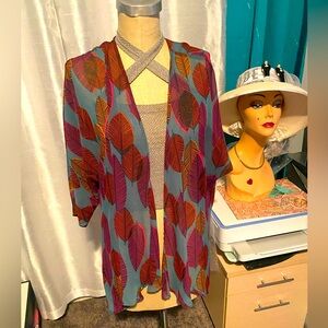 Summer Lovin🌝 beautiful feather print, sheer jacket fab addition for summer ⛱️